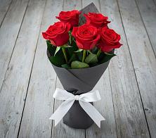 Букет 5 Красных роз Эдлесс Лав в Тарках
