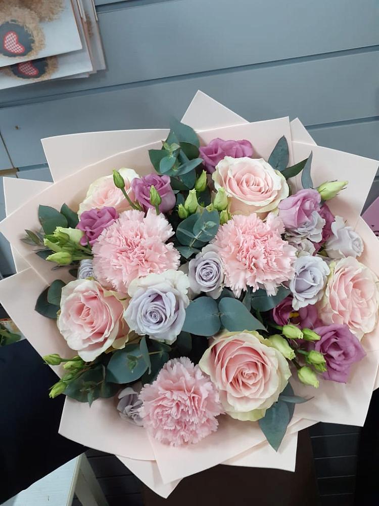 Букет цветов из: Розы, Гвоздики и Лизиантусы в Тарках